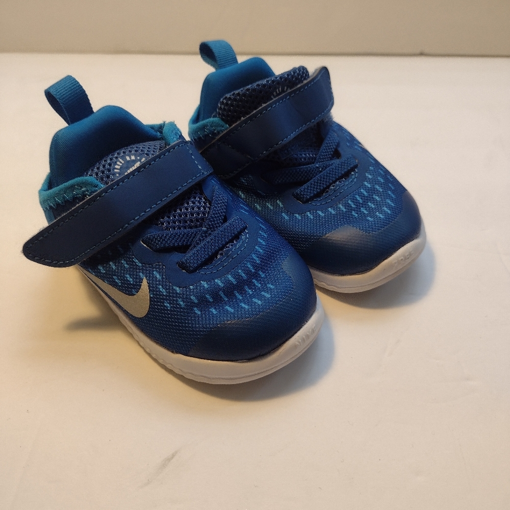 Nike sneakers sz 5